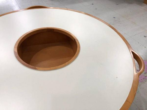 家具のテーブル