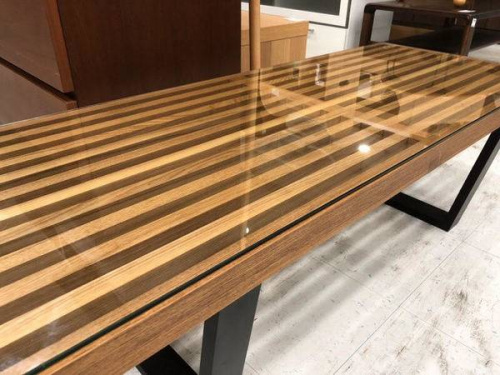 家具のテーブル