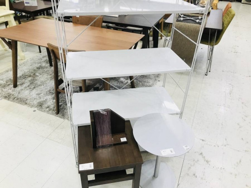 家具のテーブル