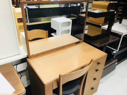 家具のドレッサー