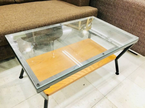 家具のテーブル