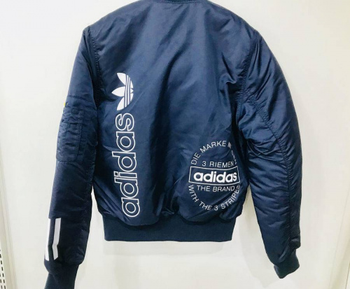 ジャンパーのアディダス