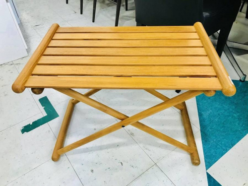 家具のテーブル