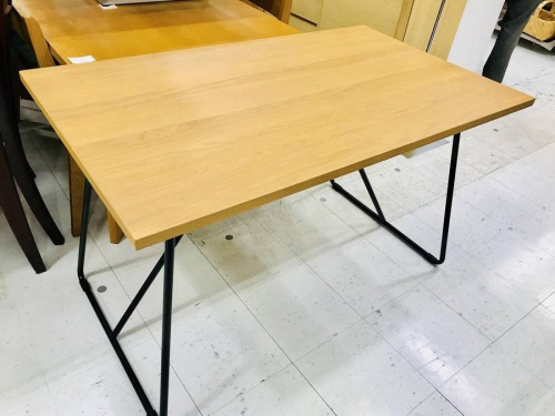 家具のテーブル