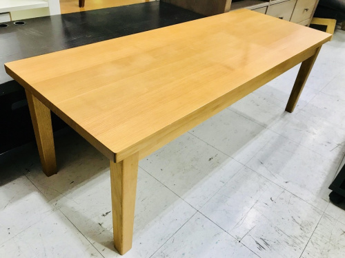 家具のテーブル