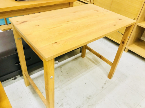 家具のテーブル