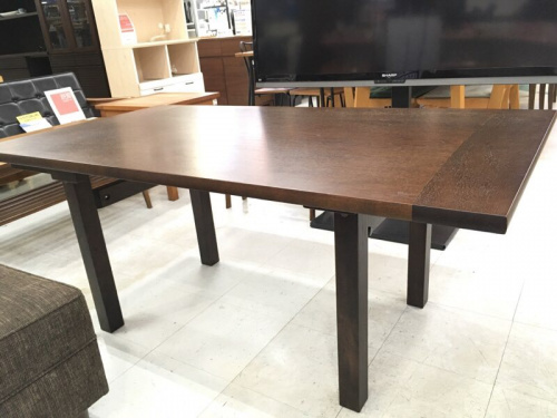 家具のテーブル