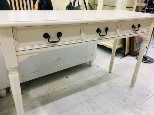 家具のテーブル