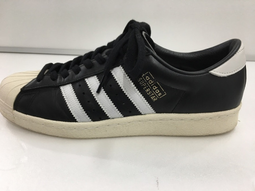 スニーカーのadidas