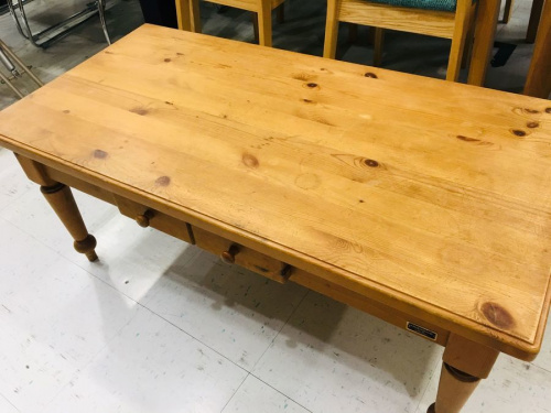 家具のテーブル