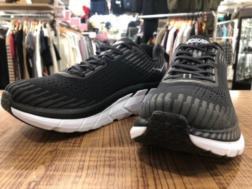 メンズファッションのHOKA ONE ONE