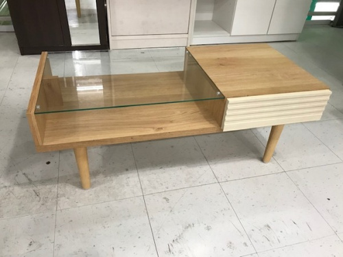 家具のテーブル