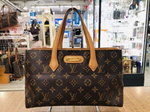バッグのLOUIS VUITTON