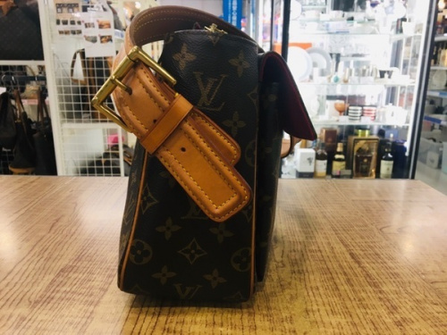 バッグのLOUIS VUITTON