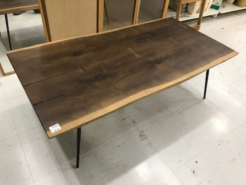 家具のテーブル