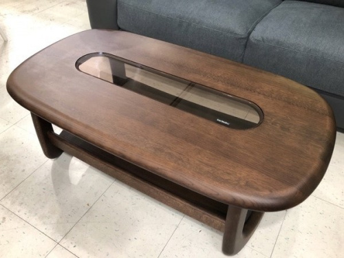 家具のテーブル