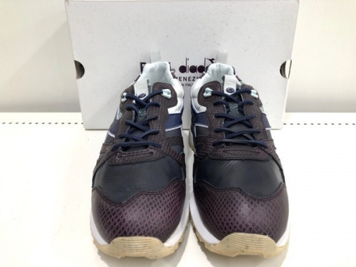 スニーカーのDIADORA