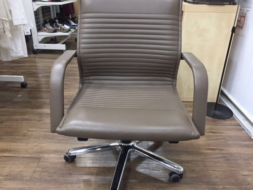 イスのアームチェアー