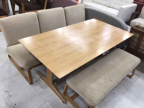 生活家具のテーブル