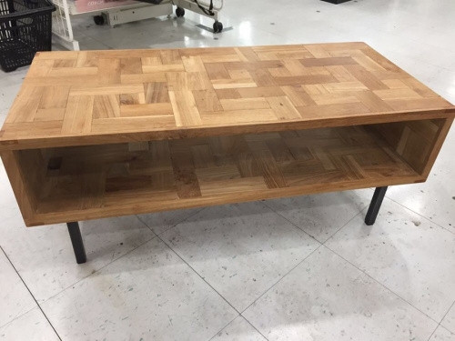 生活家具のテーブル