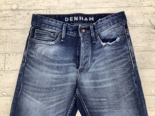 ジーンズのダメージデニムパンツ