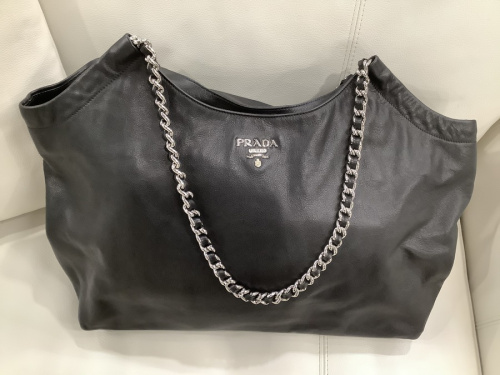 バッグのプラダ