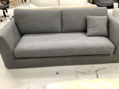 テーブルの3人掛けソファー