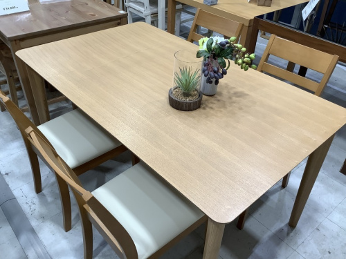 生活家具のテーブル