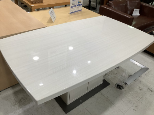 生活家具のテーブル