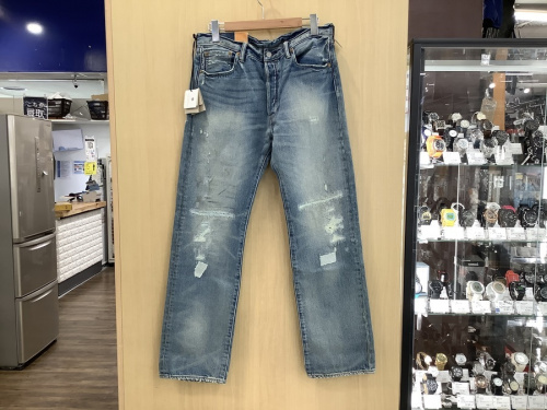 ジーンズのデニムパンツ