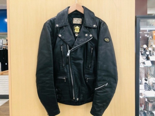 ジャケットのLewis Leathers