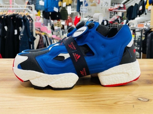 スニーカーのREEBOK