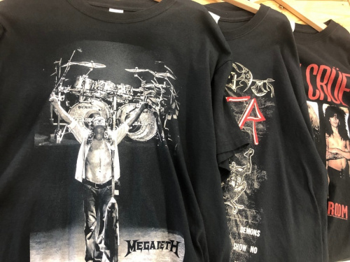 レディースファッションのバンドTシャツ　横浜