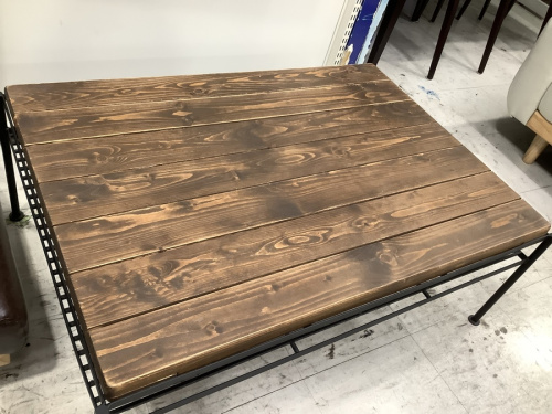 生活家具のテーブル