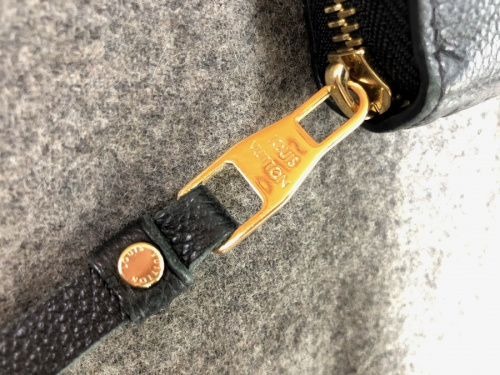 ラウンドファスナー長財布のLOUIS VUITTON