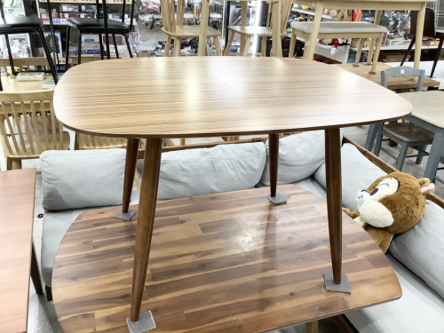 生活家具のテーブル