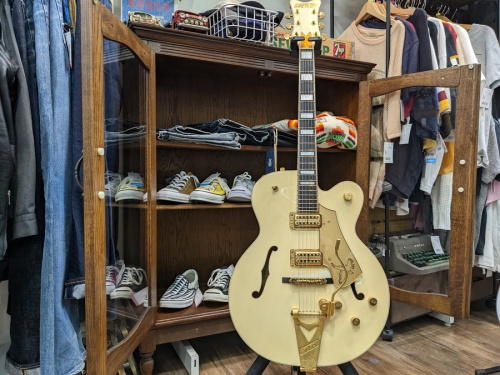 中古楽器店のギター