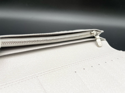 2つ折り長財布のLOUIS VUITTON