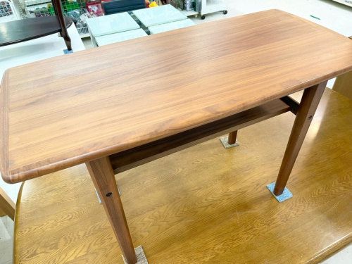 生活家具のテーブル