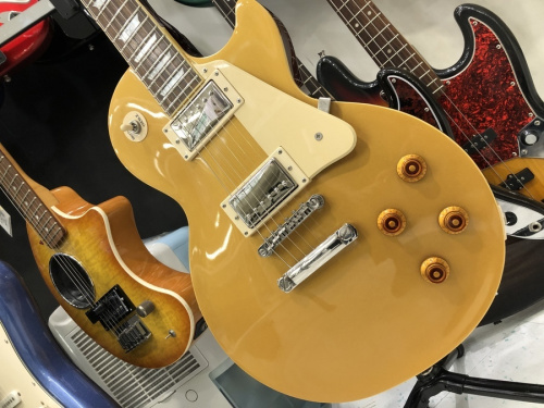 中古楽器店のエレキギター