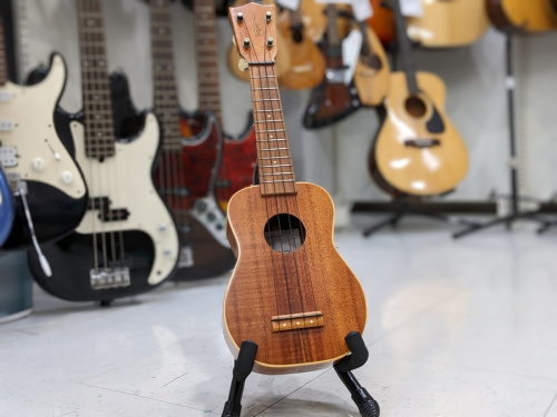 中古楽器店のギター