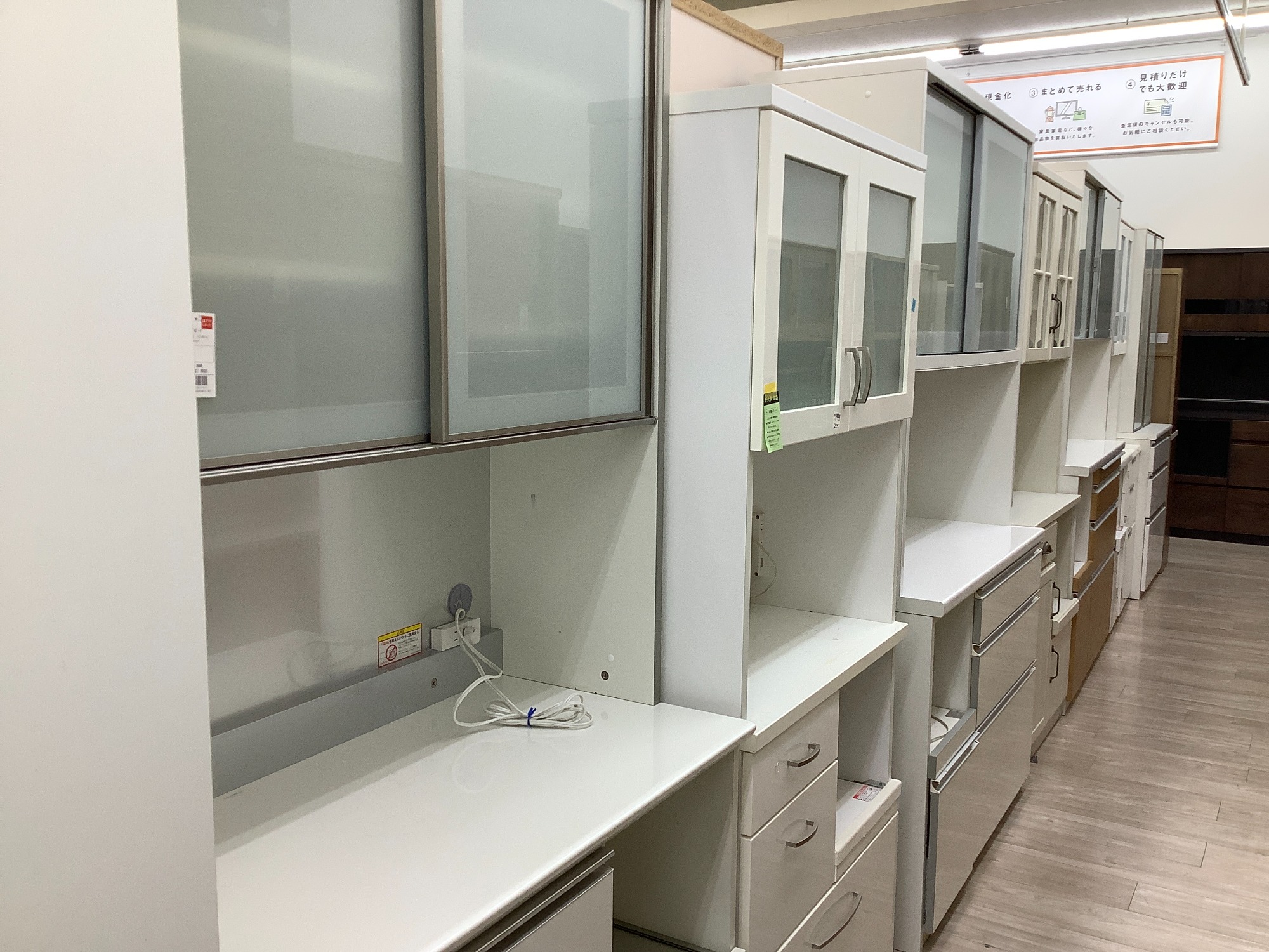 ホワイトカラーの食器棚のご紹介！（トレファク寝屋川）