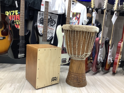 打楽器のジャンベ