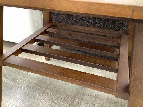 中古家具のテーブル