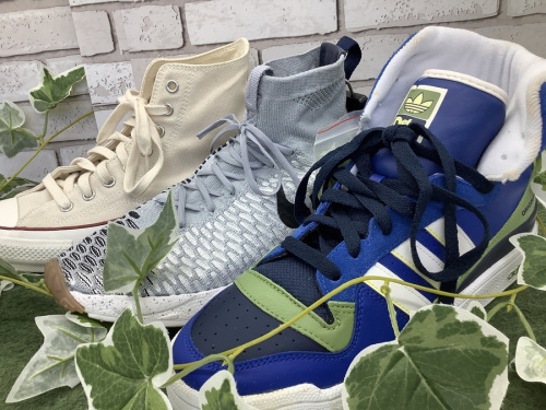 ハイカットスニーカーのadidas