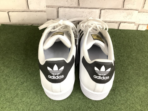 スニーカーのadidas