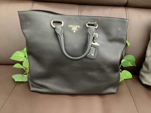 プラダのレザートートバッグ