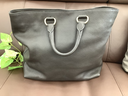 レザートートバッグのトライアングルロゴ