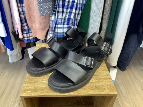 スニーカーのREEBOK