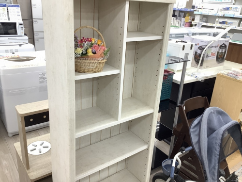 家具のオープンシェルフ